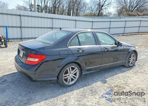 2013 Mercedes-Benz C 250 z USA, uszkodzony, nr VIN WDDGF4HB8DA857277